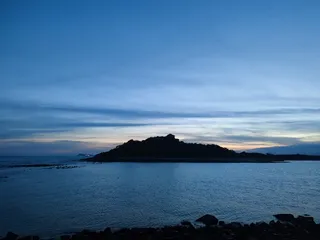 海景、晚霞、山、海、石头、天空、海水、沙滩