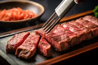 牛排铁板装盘美食摄影图