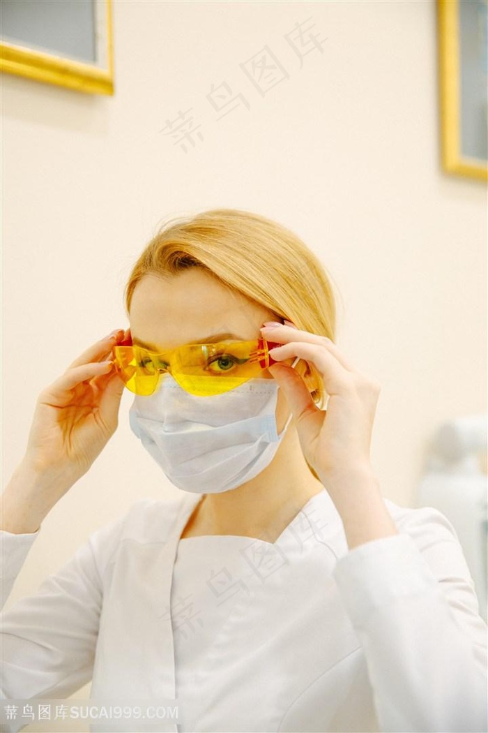 戴防护眼镜和口罩的金发女性