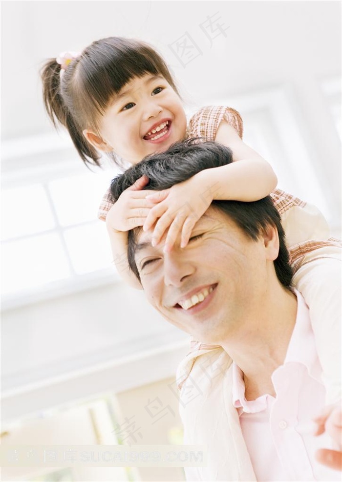 亲子广告元素 可爱小女孩坐着父亲肩膀上高清特写