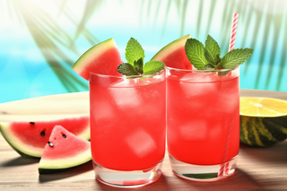 夏日冰西瓜汁饮料海边摄影图