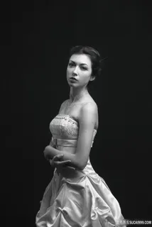 黑色艺术美女写真照 黑色艺术美女写真照
