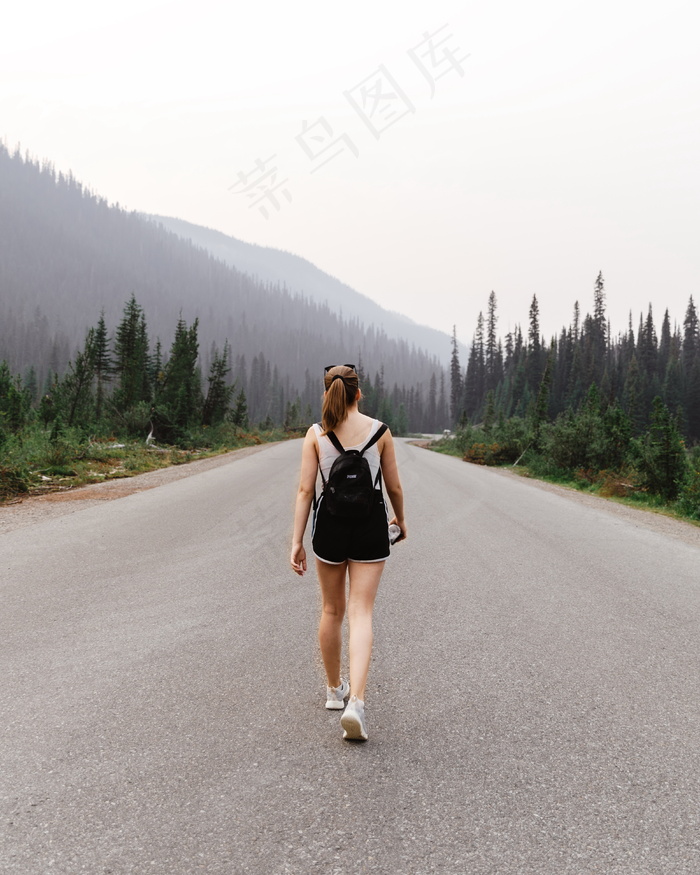 一个女生走路背影图片