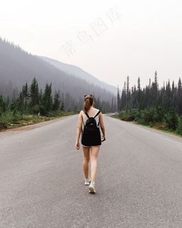 一个女生走路背影图片