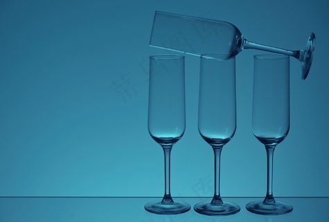 豪华高脚玻璃杯图片