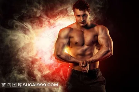 有烟雾做背景的健身男
