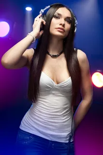 听音乐长发美女图片