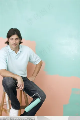 幸福家庭-外国家庭拿着刷子坐在*上的丈夫