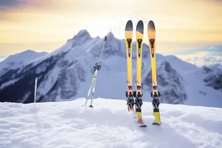 冬季滑雪场滑雪板高山摄影图