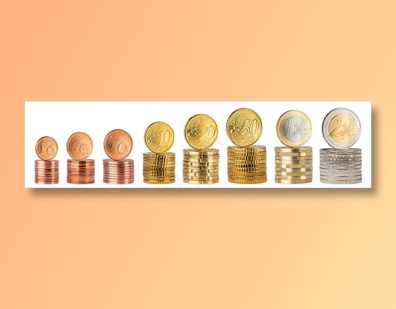 摆放整齐的不同颜色的硬币高清图片