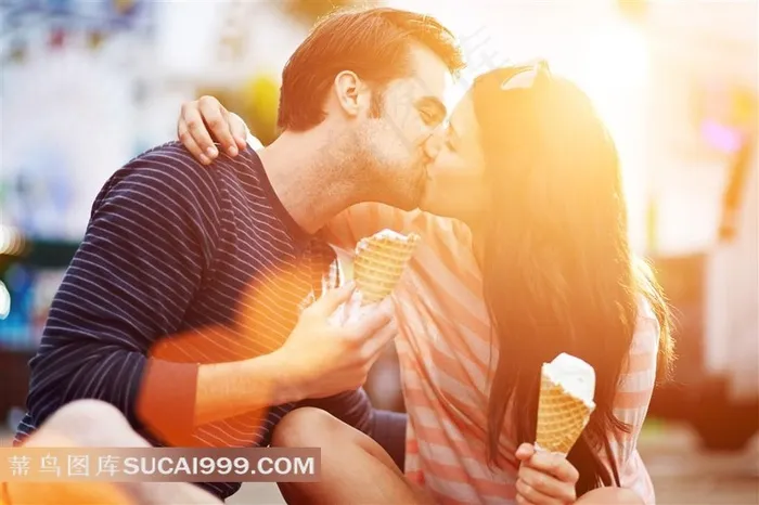 接吻的情侣图片