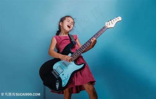 热爱弹吉他的小女孩高清图片 热爱弹吉他的小女孩高清图片