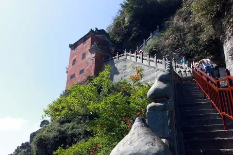 山体石壁上建筑的寺庙 山体石壁上建筑的寺庙