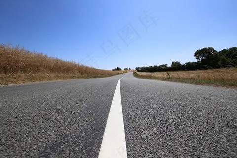野外宽阔柏油路图片 野外宽阔柏油路图片