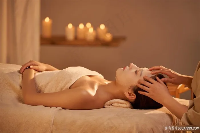 美容spa技师为女性头部按摩