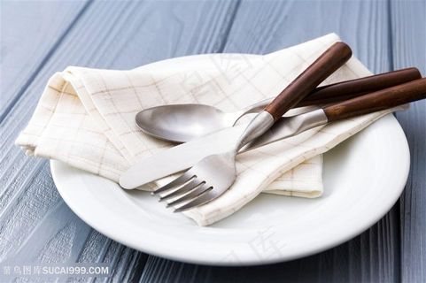 干净的盘子刀叉餐具高清图片