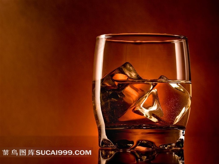 玻璃杯中的威士忌高清图片