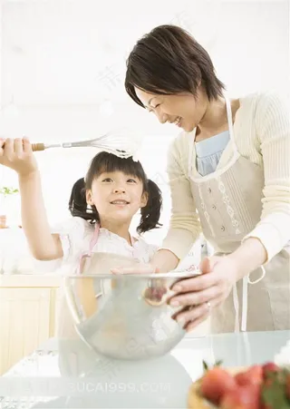 家人动手做蛋糕图片