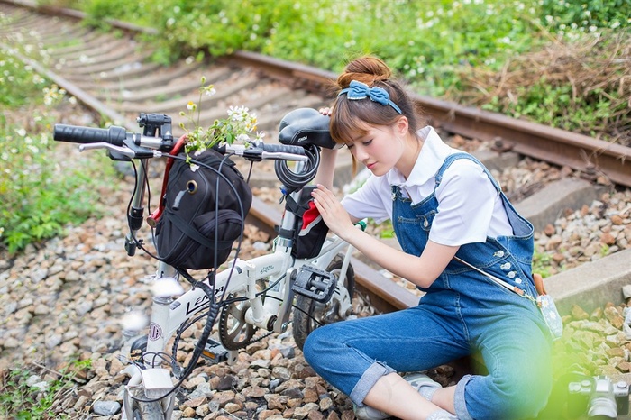野外摄影的可爱美女高清写真