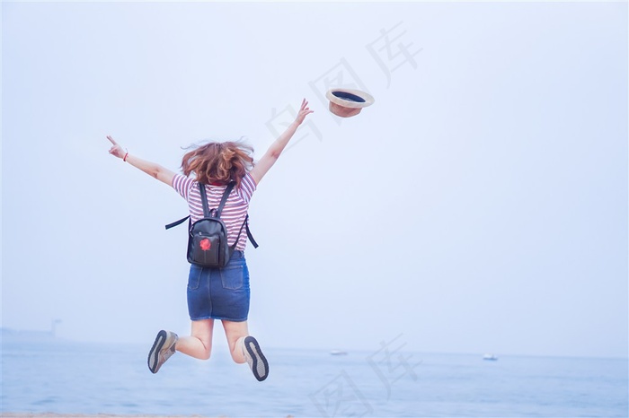 在海边兴奋跳跃的少女特写