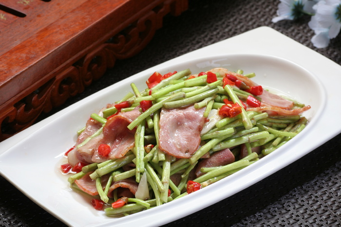烟肉炒芦蒿 
