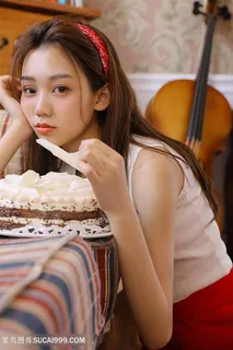 吃蛋糕的高清美女图片
