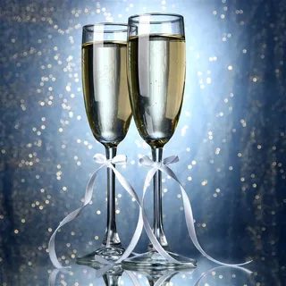 蓝色背景下的两只高脚杯