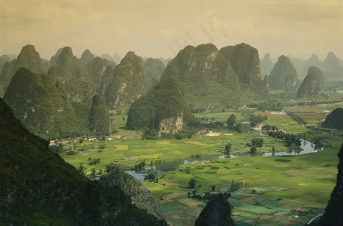 山峰间的绿色田园 山峰间的绿色田园