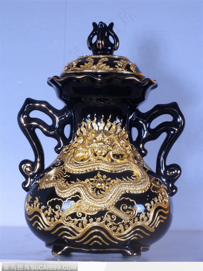 黑色花瓶上精美的龙