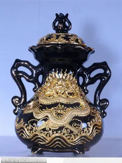 黑色花瓶上精美的龙