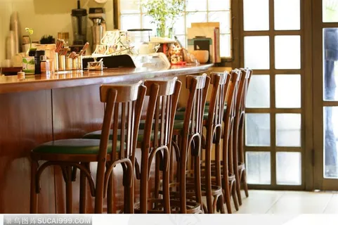 餐饮空间_吧台前的高脚椅子