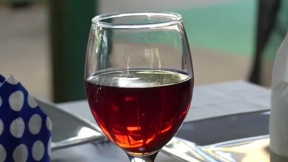 一杯葡萄酒特写图片 一杯葡萄酒特写图片