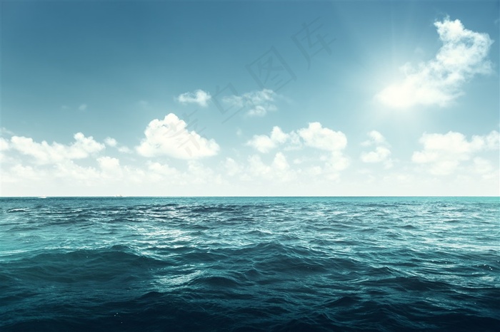 蓝色天空下平静的海面高清图片