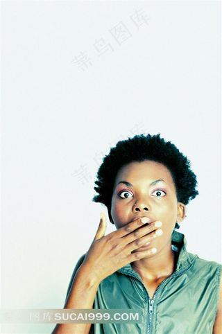 捂着嘴巴很惊讶的外国黑人女子