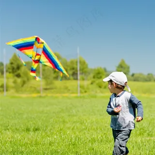 一个放风筝的小孩