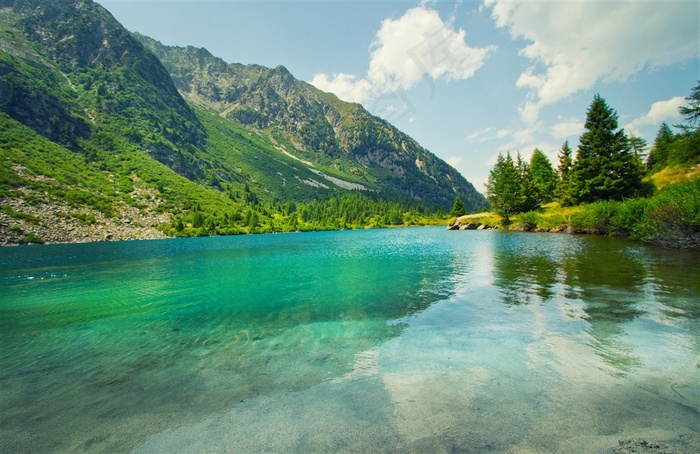 美丽平静的湖泊景色