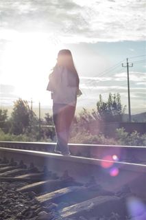 废弃铁轨上的孤独行者