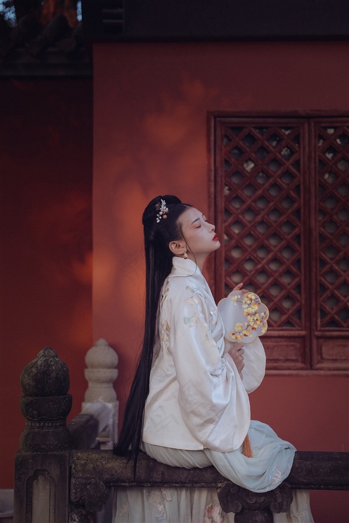闭上眼睛享受着微风的古装美女图片