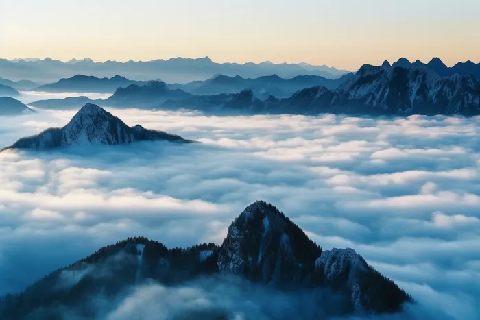 冬天雪山雪景云层摄影图(4032x2688)