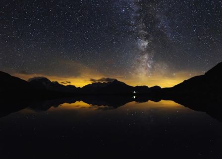 夜晚星空下的湖面倒影风景图片