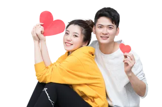 手拿爱心甜蜜幸福的情侣图片免扣png