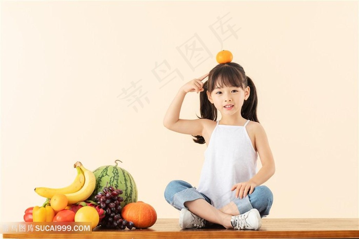 小女孩头顶橙子