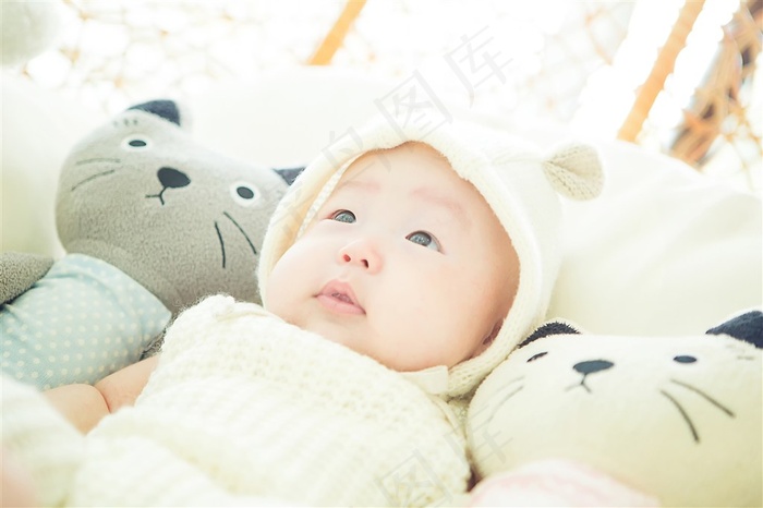 躺在玩具中间的小宝宝