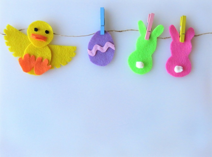 鸡，蛋，兔子毛毡工艺品，别在晾衣绳上，节日，背景，拷贝空间