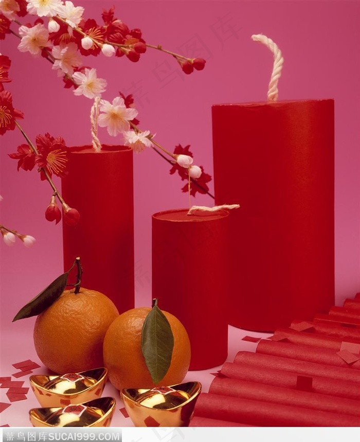 漂亮的橘子和红色的炮竹