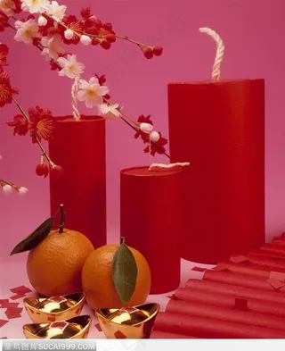 漂亮的橘子和红色的炮竹