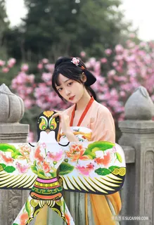 传统燕子风筝和清纯古装写真少女图片