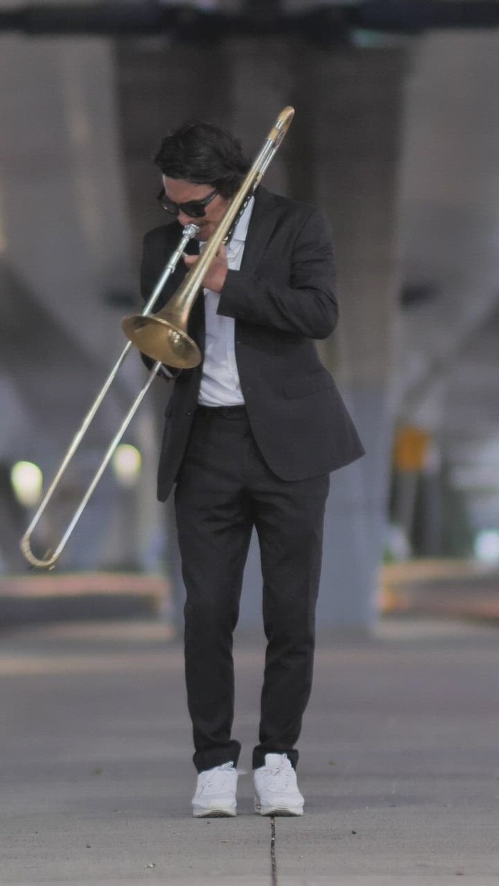 身着黑色西装的音乐家在街上