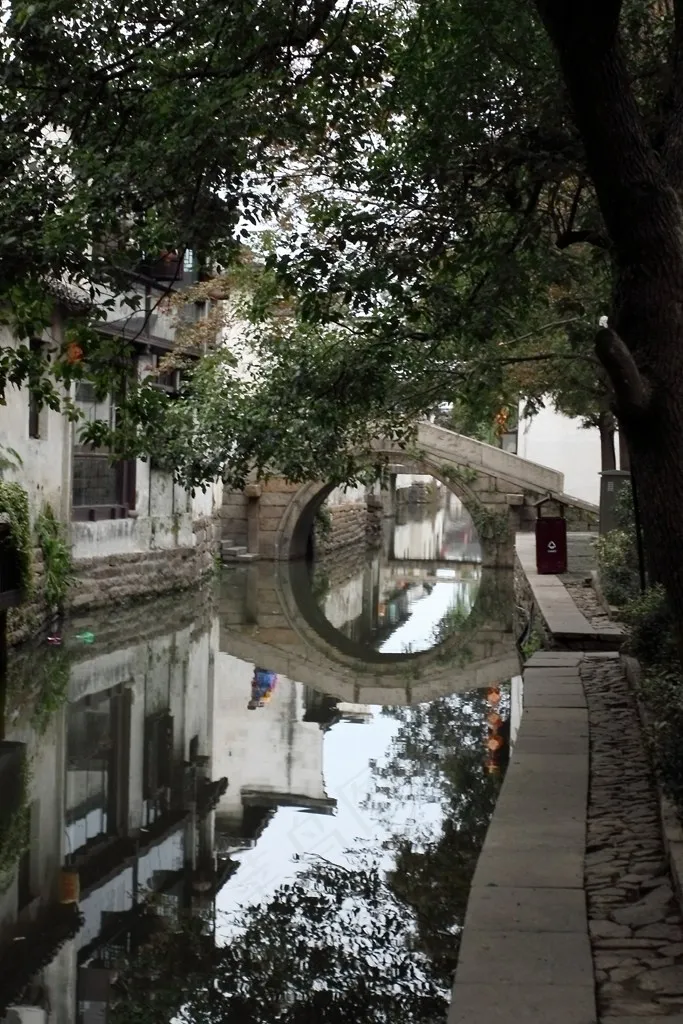 横跨河道的石桥