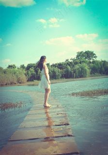 在河道上看风景的少女